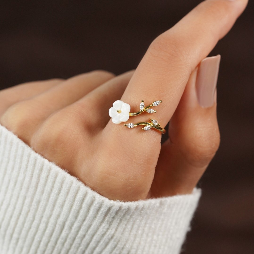 Sweet, Fresh-style Shell-flower Ring With An Adjustable Opening